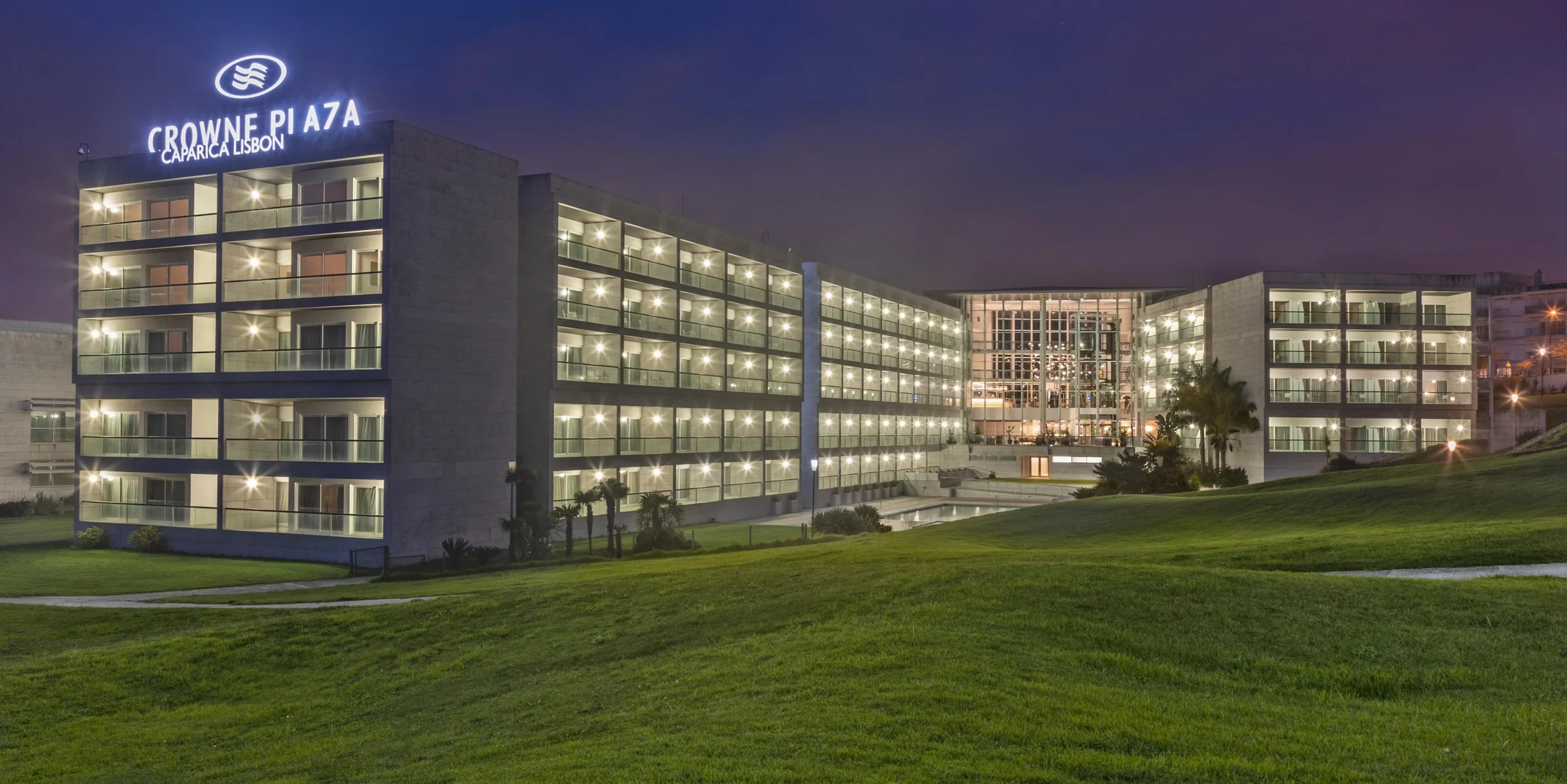 Crowne Plaza Caparica Lisbon iltavalaistuksessa