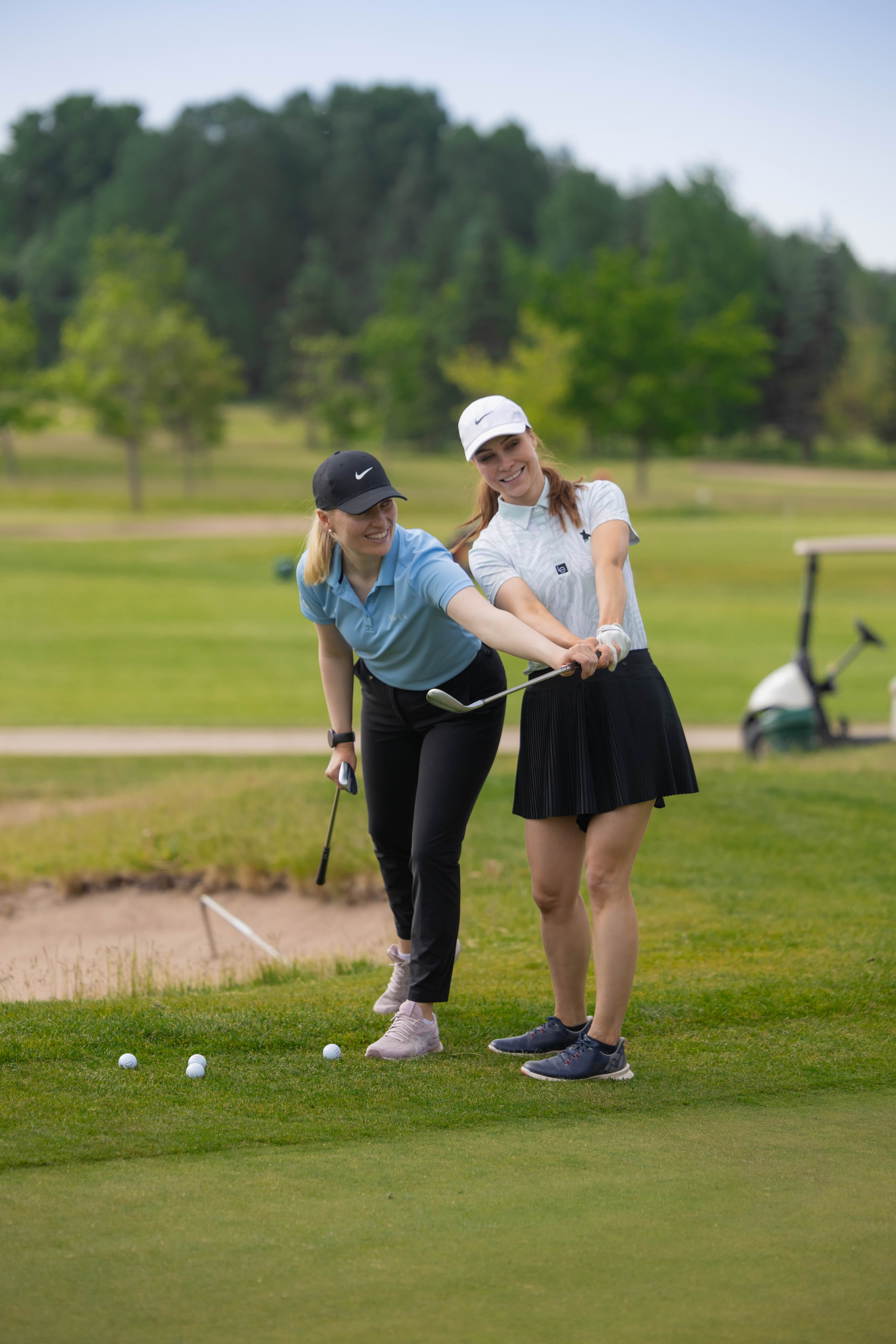 Julia Kettinen opettamassa golfia